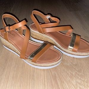 COACH AND FOUR tan/gold Wedges
